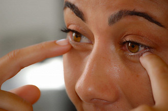 Olhos castanhos e mudanças de intensidade de cor