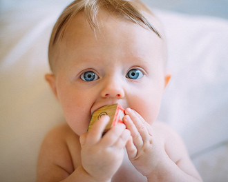 Nascer com olhos azuis não significa ter olhos azuis para a vida toda